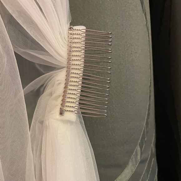 Finger tip length bridal veil. Never worn! - Picture 3 of 11
